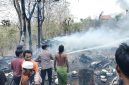 Caption: Kondisi di TKP Kebakaran, saat Kepolisian, Petugas Pemadam dan warga setempat upaya memadamkan api dengan air (Sumber Foto: Kasi Humas For Pilar Pos)