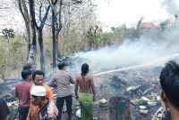Caption: Kondisi di TKP Kebakaran, saat Kepolisian, Petugas Pemadam dan warga setempat upaya memadamkan api dengan air (Sumber Foto: Kasi Humas For Pilar Pos)