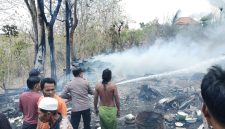 Caption: Kondisi di TKP Kebakaran, saat Kepolisian, Petugas Pemadam dan warga setempat upaya memadamkan api dengan air (Sumber Foto: Kasi Humas For Pilar Pos)
