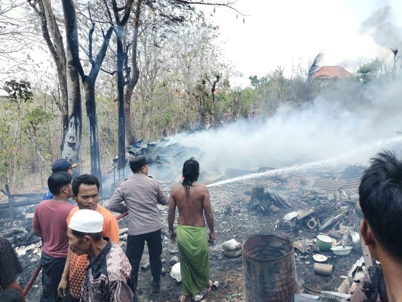 Caption: Kondisi di TKP Kebakaran, saat Kepolisian, Petugas Pemadam dan warga setempat upaya memadamkan api dengan air (Sumber Foto: Kasi Humas For Pilar Pos)