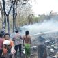 Caption: Kondisi di TKP Kebakaran, saat Kepolisian, Petugas Pemadam dan warga setempat upaya memadamkan api dengan air (Sumber Foto: Kasi Humas For Pilar Pos)