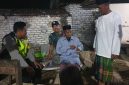Caption: Seorang Kakek Bernama Muda'i asal Desa Badung, Kabupaten Pamekasan, saat Didatangi Anggota Polsek Sampang, Madura, di Rumah Warga Setempat (Sumber Foto: Iptu Indarta Kapolsek Sampang For Pilar Pos)