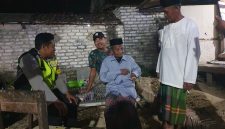 Caption: Seorang Kakek Bernama Muda'i asal Desa Badung, Kabupaten Pamekasan, saat Didatangi Anggota Polsek Sampang, Madura, di Rumah Warga Setempat (Sumber Foto: Iptu Indarta Kapolsek Sampang For Pilar Pos)