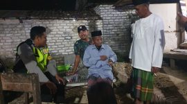 Caption: Seorang Kakek Bernama Muda'i asal Desa Badung, Kabupaten Pamekasan, saat Didatangi Anggota Polsek Sampang, Madura, di Rumah Warga Setempat (Sumber Foto: Iptu Indarta Kapolsek Sampang For Pilar Pos)