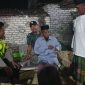 Caption: Seorang Kakek Bernama Muda'i asal Desa Badung, Kabupaten Pamekasan, saat Didatangi Anggota Polsek Sampang, Madura, di Rumah Warga Setempat (Sumber Foto: Iptu Indarta Kapolsek Sampang For Pilar Pos)