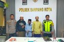 Caption: Polsek Kota Sampang, saat pertemukan Muda'i seorang lansia dengan keluarganya (Sumber Foto: Kasi Humas For Pilar Pos)