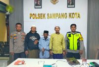 Caption: Polsek Kota Sampang, saat pertemukan Muda'i seorang lansia dengan keluarganya (Sumber Foto: Kasi Humas For Pilar Pos)