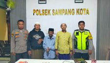 Caption: Polsek Kota Sampang, saat pertemukan Muda'i seorang lansia dengan keluarganya (Sumber Foto: Kasi Humas For Pilar Pos)