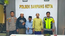 Caption: Polsek Kota Sampang, saat pertemukan Muda'i seorang lansia dengan keluarganya (Sumber Foto: Kasi Humas For Pilar Pos)