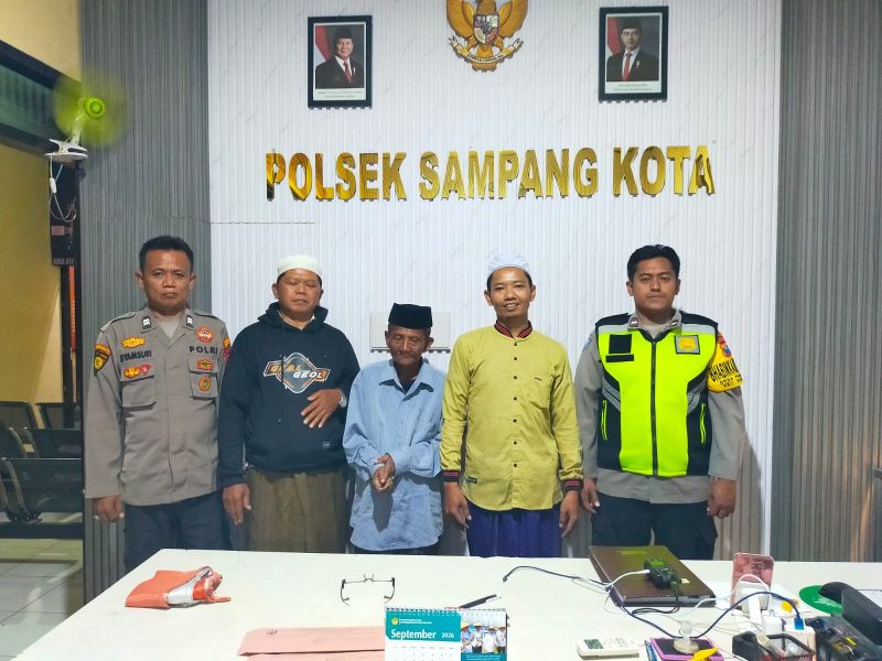 Caption: Polsek Kota Sampang, saat pertemukan Muda'i seorang lansia dengan keluarganya (Sumber Foto: Kasi Humas For Pilar Pos)