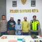 Caption: Polsek Kota Sampang, saat pertemukan Muda'i seorang lansia dengan keluarganya (Sumber Foto: Kasi Humas For Pilar Pos)