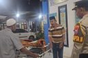 Caption: Korban saat berada di Puskesmas dan didampingi warga dan kepolisian Polsek Tambelangan (Sumber Foto: Kasi Humas For Pilar Pos)