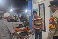 Caption: Korban saat berada di Puskesmas dan didampingi warga dan kepolisian Polsek Tambelangan (Sumber Foto: Kasi Humas For Pilar Pos)