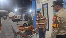 Caption: Korban saat berada di Puskesmas dan didampingi warga dan kepolisian Polsek Tambelangan (Sumber Foto: Kasi Humas For Pilar Pos)