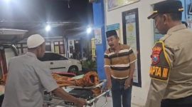 Caption: Korban saat berada di Puskesmas dan didampingi warga dan kepolisian Polsek Tambelangan (Sumber Foto: Kasi Humas For Pilar Pos)