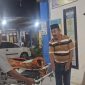 Caption: Korban saat berada di Puskesmas dan didampingi warga dan kepolisian Polsek Tambelangan (Sumber Foto: Kasi Humas For Pilar Pos)