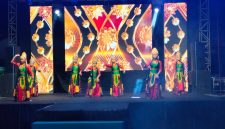 Caption: Nomor urut 08 salah-satu grup dari sanggar KBP peserta lomba tari tradisional se-Madura Karang Taruna Expo II (Sumber Foto: Agus Junaidi/Pilar Pos)