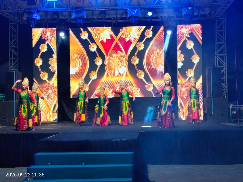 Caption: Nomor urut 08 salah-satu grup dari sanggar KBP peserta lomba tari tradisional se-Madura Karang Taruna Expo II (Sumber Foto: Agus Junaidi/Pilar Pos)