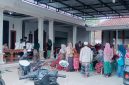 Caption: Pemdes Poreh saat salurkan bantuan Bapang di Balai Desa setempat (Sumber Foto: Pemdes Poreh For Pilar Pos)