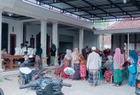 Caption: Pemdes Poreh saat salurkan bantuan Bapang di Balai Desa setempat (Sumber Foto: Pemdes Poreh For Pilar Pos)