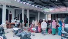 Caption: Pemdes Poreh saat salurkan bantuan Bapang di Balai Desa setempat (Sumber Foto: Pemdes Poreh For Pilar Pos)