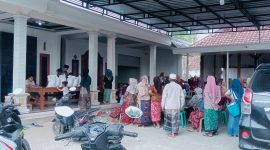 Caption: Pemdes Poreh saat salurkan bantuan Bapang di Balai Desa setempat (Sumber Foto: Pemdes Poreh For Pilar Pos)