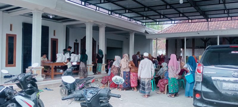 Caption: Pemdes Poreh saat salurkan bantuan Bapang di Balai Desa setempat (Sumber Foto: Pemdes Poreh For Pilar Pos)