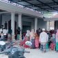 Caption: Pemdes Poreh saat salurkan bantuan Bapang di Balai Desa setempat (Sumber Foto: Pemdes Poreh For Pilar Pos)