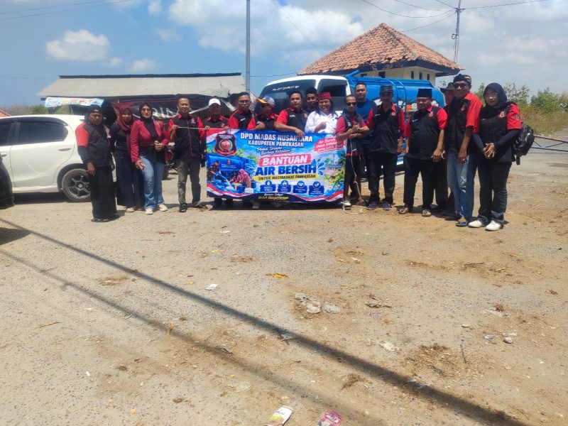 Ormas Madas Nusantara Kabupaten Pamekasan Sebelum Berangkat ke lokasi pendistribusian air gratis untuk warga. Kamis, 24/09/2026.