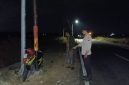 Caption: Kepolisian Polres Sampang saat evakuasi kendaraan korban laka tunggal di Pangarengan (Sumber Foto: Kasi Humas For Pilar Pos)
