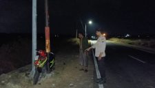 Caption: Kepolisian Polres Sampang saat evakuasi kendaraan korban laka tunggal di Pangarengan (Sumber Foto: Kasi Humas For Pilar Pos)