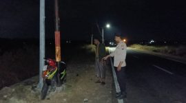 Caption: Kepolisian Polres Sampang saat evakuasi kendaraan korban laka tunggal di Pangarengan (Sumber Foto: Kasi Humas For Pilar Pos)