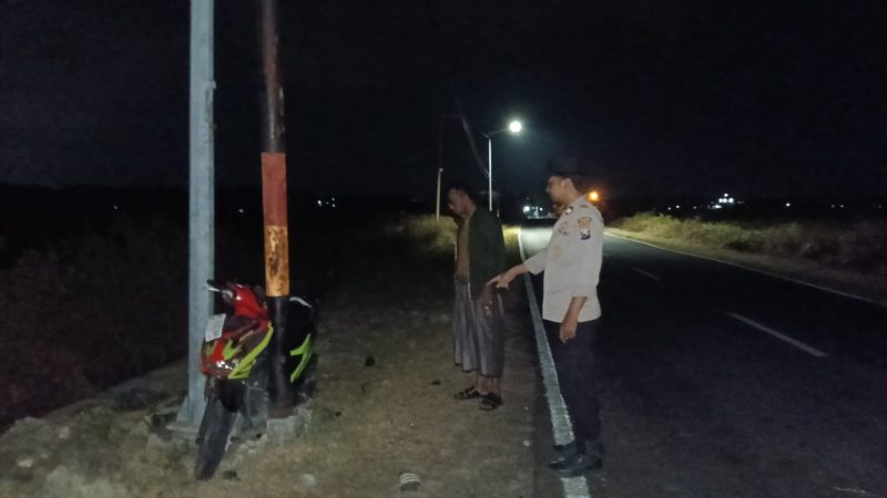 Caption: Kepolisian Polres Sampang saat evakuasi kendaraan korban laka tunggal di Pangarengan (Sumber Foto: Kasi Humas For Pilar Pos)