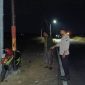 Caption: Kepolisian Polres Sampang saat evakuasi kendaraan korban laka tunggal di Pangarengan (Sumber Foto: Kasi Humas For Pilar Pos)