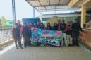 Jajaran Ormas Madas Nusantara Kabupaten Pamekasan, saat pendistribusian air bersih gratis di Ponpes Sirotut Tolobin Taman Sari Palengaan Laok Pamekasan, Minggu. 27/09/2026.