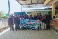 Jajaran Ormas Madas Nusantara Kabupaten Pamekasan, saat pendistribusian air bersih gratis di Ponpes Sirotut Tolobin Taman Sari Palengaan Laok Pamekasan, Minggu. 27/09/2026.