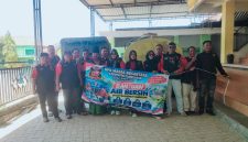 Jajaran Ormas Madas Nusantara Kabupaten Pamekasan, saat pendistribusian air bersih gratis di Ponpes Sirotut Tolobin Taman Sari Palengaan Laok Pamekasan, Minggu. 27/09/2026.