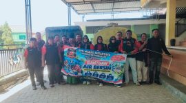 Jajaran Ormas Madas Nusantara Kabupaten Pamekasan, saat pendistribusian air bersih gratis di Ponpes Sirotut Tolobin Taman Sari Palengaan Laok Pamekasan, Minggu. 27/09/2026.