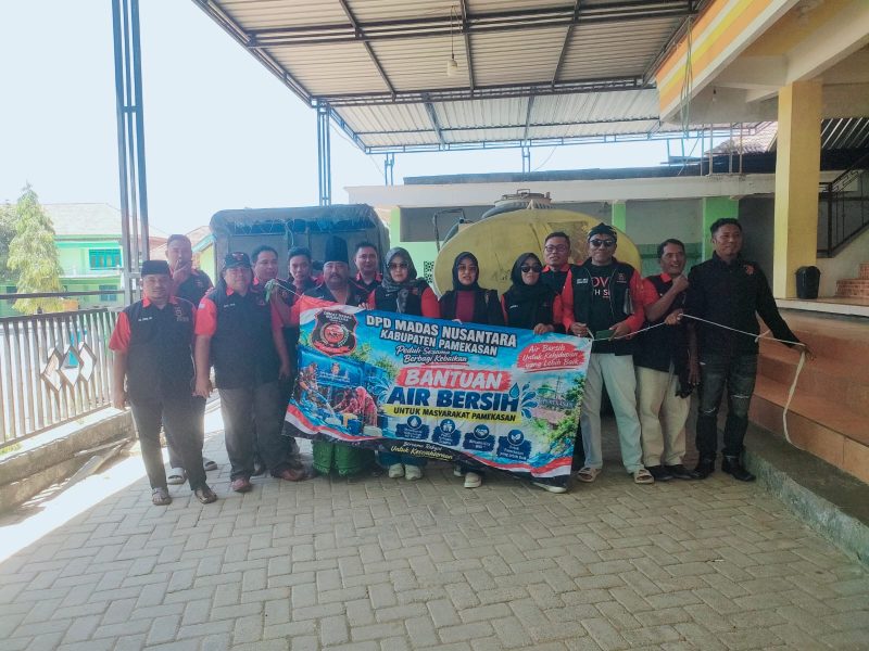 Jajaran Ormas Madas Nusantara Kabupaten Pamekasan, saat pendistribusian air bersih gratis di Ponpes Sirotut Tolobin Taman Sari Palengaan Laok Pamekasan, Minggu. 27/09/2026.