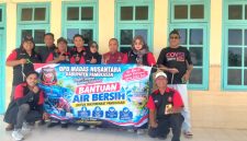 Jajaran pengurus Ormas Madas Nusantara Kabupaten Pamekasan foto bersama usai mendistribusikan bantuan air bersih di Desa Orai Kecamatan Kadur. Minggu, 28/09/2026.