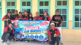 Jajaran pengurus Ormas Madas Nusantara Kabupaten Pamekasan foto bersama usai mendistribusikan bantuan air bersih di Desa Orai Kecamatan Kadur. Minggu, 28/09/2026.