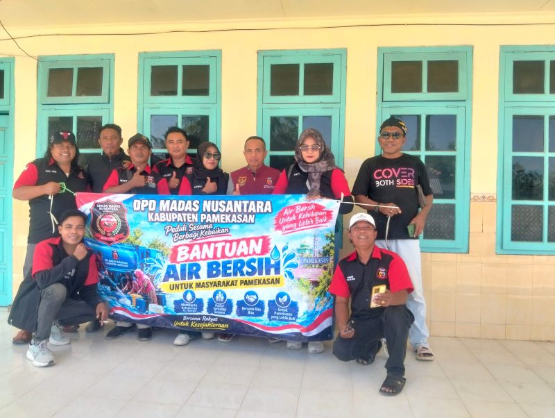 Jajaran pengurus Ormas Madas Nusantara Kabupaten Pamekasan foto bersama usai mendistribusikan bantuan air bersih di Desa Orai Kecamatan Kadur. Minggu, 28/09/2026.