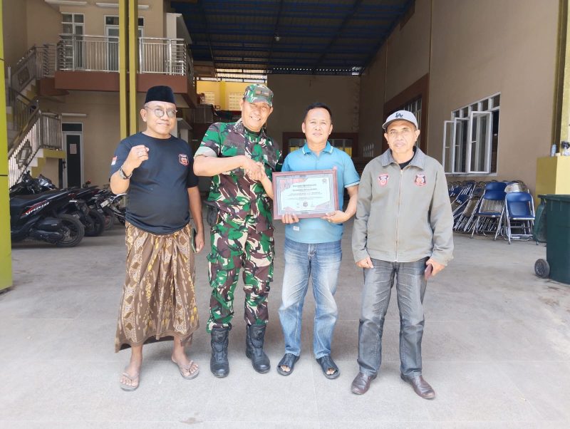 Dari kanan Lutfi Rizal (sekretaris DPK Madas Nusantara Pagantenan) Koramil Pagantenan, Fatha (Ketua DPK MADAS NUSANTARA Pagantenan). Abdus Samad (Ketua DPD MADAS Nusantara Pamekasan) 