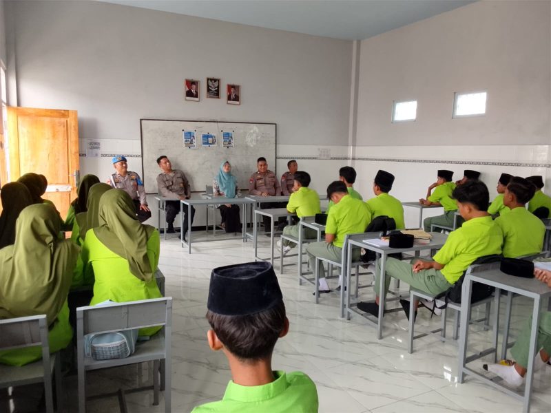 Kepolisian Sektor (Polsek) Tlanakan jajaran Polres Pamekasan menggelar kegiatan sosialisasi rekrutmen calon siswa-siswi SMA Kemala Taruna Bhayangkara Tahun Ajaran 2027/2028.