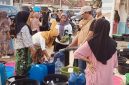 Caption: Forum Sampang Sehat (FSS) bersama masyarakat saat mendistribusikan program sejuta liter air bersih hari pertama di desa Gunung Rancak (Sumber Foto: Agus Junaidi/Pilar Pos)