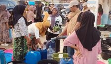 Caption: Forum Sampang Sehat (FSS) bersama masyarakat saat mendistribusikan program sejuta liter air bersih hari pertama di desa Gunung Rancak (Sumber Foto: Agus Junaidi/Pilar Pos)