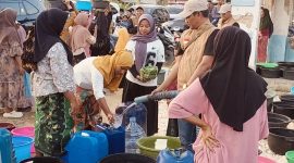Caption: Forum Sampang Sehat (FSS) bersama masyarakat saat mendistribusikan program sejuta liter air bersih hari pertama di desa Gunung Rancak (Sumber Foto: Agus Junaidi/Pilar Pos)