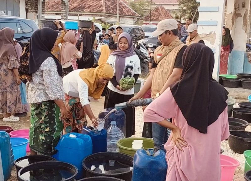 Caption: Forum Sampang Sehat (FSS) bersama masyarakat saat mendistribusikan program sejuta liter air bersih hari pertama di desa Gunung Rancak (Sumber Foto: Agus Junaidi/Pilar Pos)