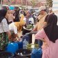 Caption: Forum Sampang Sehat (FSS) bersama masyarakat saat mendistribusikan program sejuta liter air bersih hari pertama di desa Gunung Rancak (Sumber Foto: Agus Junaidi/Pilar Pos)