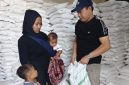 Caption: Penyaluran bantuan beras oleh pemdes Sokobanah Daya (Sumber Foto: Pemdes Sokobanah Daya For Pilar Pos)